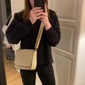 Beige väska - Beige väska från Vabene. Bra skikt då den knappast kommit till användning. Säljs för 50 kr + frakt.