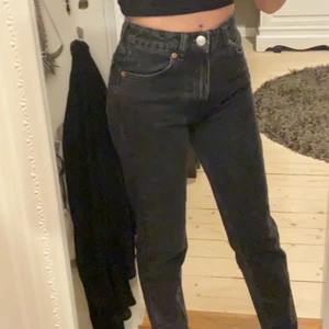 Zara jeans - Säljer dessa mom-jeans från Zara! Använda en gång tror jag. Sitter sådär på mig som är 1,60 :) Skriv om du vill ha fler bilder eller om du har någon fråga! Vill helst mötas upp i Linköping men går inte det står köparen för frakt :)