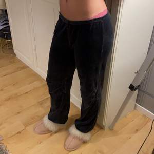 Mörkgrå mjukisbyxor i materialet sammet. Märket: Björn Borg. Storlek S. Byxorna faller sig som bootcut, som på bilden om man är kortare (ca 1.58 cm lång). Det finns ett resår på byxorna längst ner så fungerar även för löngre personer än på bilden. Byxorna är lågmidjsde. Skiktet är använt. 100 kr + frakt.