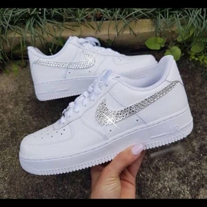 CUSTOMIZADE NIKE AIR FORCE 1 - pga personliga anledningar var vi tyvärr tvungna att ta paus men är nu tillbaka & tar beställningar igen! 🤍 dessa crystals hittar ni på @thekidwithfries på instagram, där lägger ni beställning på valfri storlek, modell & färg! in på @thekidwithfries för att lägga din beställning idag! 🍟✨