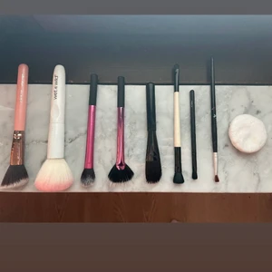 Sminkborstar - Sminkborstar som inte kommer till användning då jag har flera liknande och därmed ligger de bara i en låda och skräpar. De är självklart tvättade, men eftersom de är använda kan det möjligtvis finnas någon missfärgning, men de funkar helt perfekt! Passar perfekt till den som är nybörjare med smink då borstarna räcker till ett full face of makeup, eller bara till dig som vill ha lite fler borstar. De är från bland annat real techniques, luxie, wet n wild och forever. 100 kr för alla + frakt!