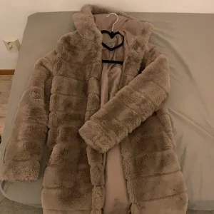 Pälsjacka  - Snygg och jätte mysig pälsjacka i brun färg storlek XS pris kan diskuteras