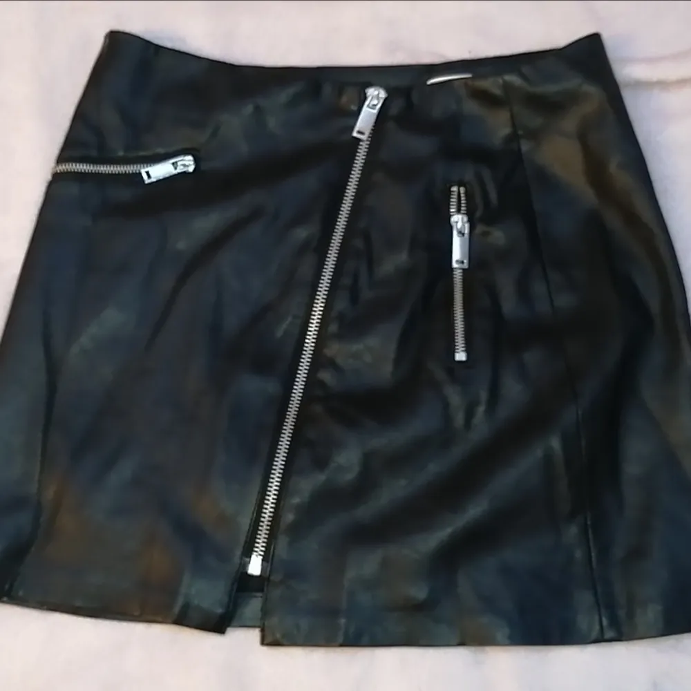 Mini skirt faux leather, size 36 but runs a bit big.. Kjolar.