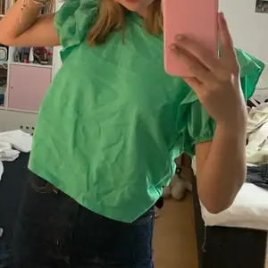 Supersöt grön tröja från Zara. Aldrig använd💚💚