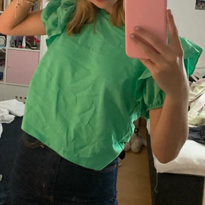 Grön tröja från Zara - Supersöt grön tröja från Zara. Aldrig använd💚💚