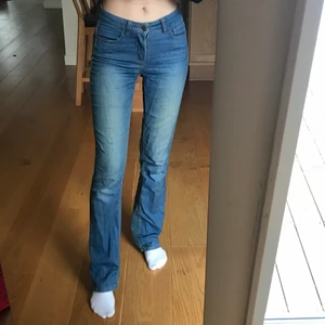 Blåa jeans - Gamla blåa jeans, jättesköna och rätt stretchiga. Kanske lite tunna där bak. Kommer aldrig till användning! Är ca 168 lång. 💞