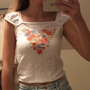 Guess tröja - Säljer min super söta Guess tröja i storlek SX-S  (deras egen storlek XL(16)) 🤍 andvänd endas ett fåtal gånger och är i mycket fint skick 