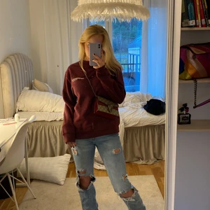 Vinröd tröja  - Vinröd as skön tröja, knappt använd. Lite oversized modell. Xs-s-m beroende på hur man vill att den ska sitta! ❤️ köpte står för frakt ❤️❤️