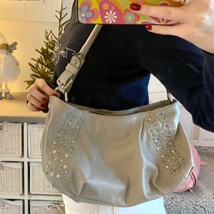 Väska - Säljer en väska. Rymlig! Skicket är ok, det finns slitage. Köpare står för frakt💗