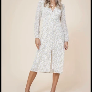 Adoore klänning - En jättefin Adoore klänning som har använts 2 gånger. Säljer pga att den inte används så mycket som den borde göra. 