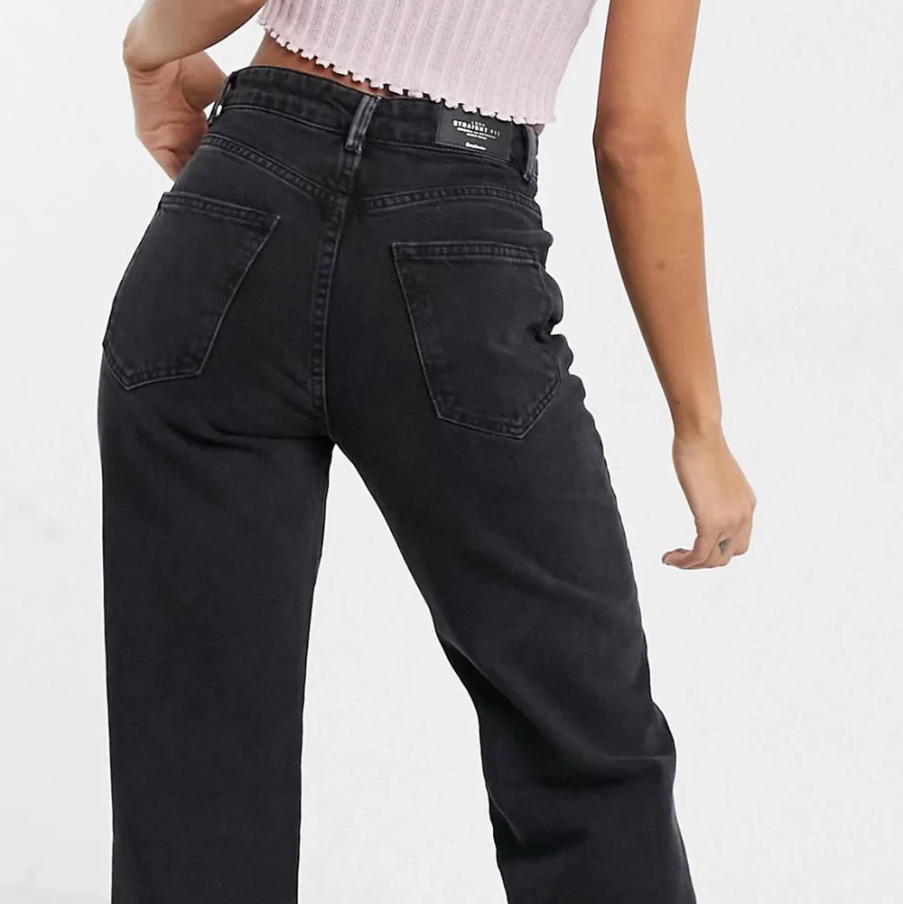 Snygga långa straight jeans från stradivarius, säljer då jag har ett extra par, storlek 36 💕 jag är ca 172cm lång. Jeans & Byxor.