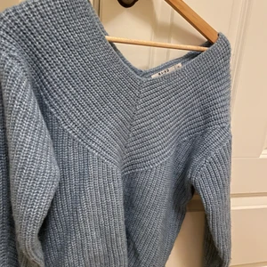 Blå v-ringad tröja - Jätte fin blå stickad tröja från NAKD som köptes på deras hemsida för 1 år sen! Är använd ca 1-3 gånger och är helt defektfri med inga tecken på användning!💕