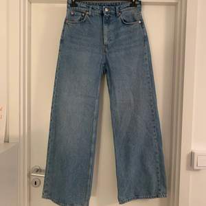 Weekday jeans i modell ”Ace” (”Ace High Wide Jeans”). Högmidjade och breda. Rätt långa på mig som är 162. Jättesnygga men passar tyvärr inte mig storleksmässigt längre. Strl W 28 L 32. Skriv gärna för fler bilder :) Köparen står för frakten annars kan jag mötas upp i Göteborg! 💕💕