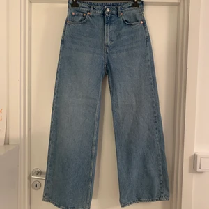 Weekday jeans strl 28/32 - Weekday jeans i modell ”Ace” (”Ace High Wide Jeans”). Högmidjade och breda. Rätt långa på mig som är 162. Jättesnygga men passar tyvärr inte mig storleksmässigt längre. Strl W 28 L 32. Skriv gärna för fler bilder :) Köparen står för frakten annars kan jag mötas upp i Göteborg! 💕💕
