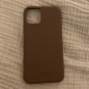 Holdit mobilskal till iPhone 11 Pro  - Ett helt oanvänt brunt silikonskal från holdit, säljer då jag råkade köpa fel storlek. Köptes för 150kr och säljs för 50. Frakten blir ca 60kr