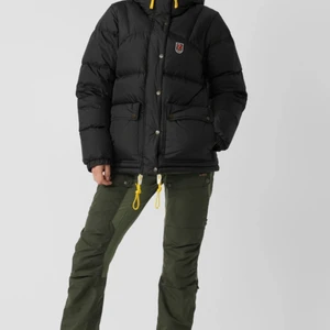 Söker - Söker denna jacka antingen mörkblå eller svart i storlek s-m. Är villig att betala 3000-3500 skriv om ni säljer eller vet någon som säljer 💕💕💕