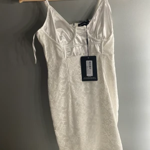 Klänning.  - Klänning från PrettyLittleThing. Den är kort och sitter bra på. 