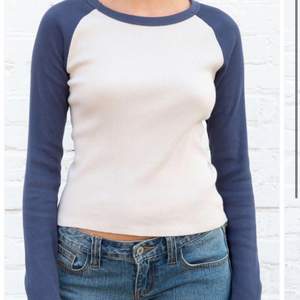 Jättefin tröja från Brandy Melville som tyvär blivit för liten. Köpt på höstlovet och är i väldigt bra skick! 😊  BUD: 180 kr.