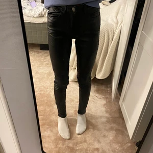 Skinnbyxor - Skinnbyxor från Pieces i stl S. Betalning sker via swish, pris kan diskuteras🤍150kr+frakt