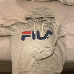 Fila hoodie - Fila hoodie i storlek S som knappt är använd, och äkta. Kan absolut gå ner i pris vid snabb affär, skriv för mer info