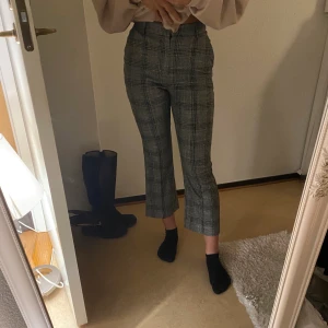 Kostymbyxor - Rutiga kostymbyxor i storlek 34. Jättefina och lite kortare. De är köpta från lindex  