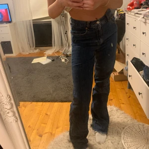 Zara jeans  - Säljer dessa Långa Zara Jeans i mörkblått, frakten står köparen för🤍