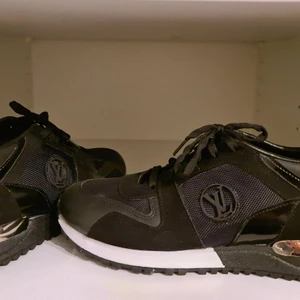 Skor - Säljer mina skor Helt Nya storlek 38 för 1700kr . Finns I Södertälje.  