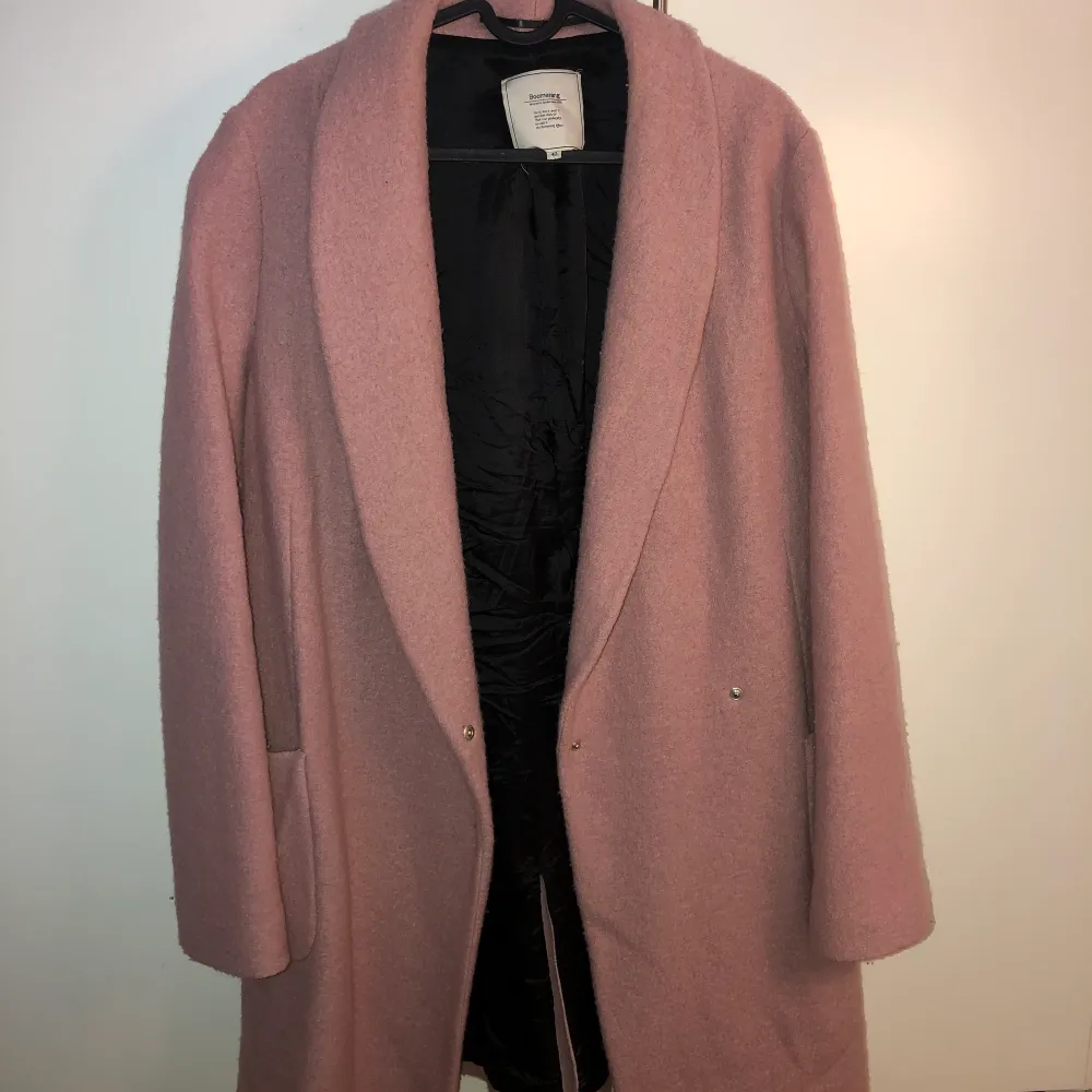 Hittade denna rosa kappa på second hand och föll direkt för den!! 💗😍 Men den kommer inte till användning för mig längre och därför söker den en ny ägare. Storleken är 42 MEN jag är en S-M, 36-38 och den passar perfekt på mig så 👍🏼 jag är 165cm lång. 400kr eller bud om fler är intresserade . Jackor.