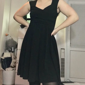 Svart klänning!!! - Supersnygg svart klänning!!! Köptes för 450kr, säljer för 150kr! Säljes pga inte längre kommer till användning💕