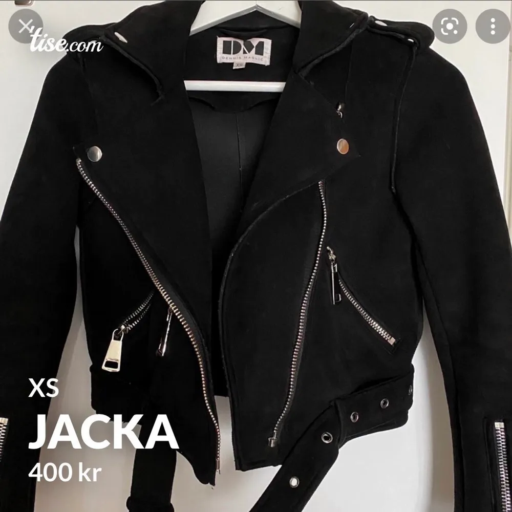 Snygg jacka ifrån Dennis magclic i en immigration av svart mocka. Använd ett fåtal gånger och är i storleken Xs. Säljes för 350kr. Jackor.