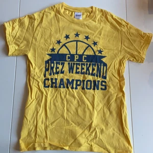 T-shirt  - Så fin gul vintage basket T-shirt från Beyond retro i mycket bra skick. Färgen syns bäst på bild ett. Det är ett bra och tjockt material gjort i 100% bomull. Storlek S men lite stor i storleken och passar även någon med storlek M. Kontakta mig om du har frågor eller vid köpa!💕 Fraktalternativ: 50kr spårbart med postnord, 45kr postnord påse S, 48kr frimärken.