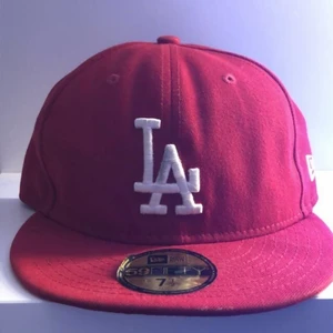 NEW ERA - Säljer alla 3 för 500 och frakten ingår , köpte alla för 1500 tsm. Bara använda 2-3 gånger . Storleken är 58 cm men dom passar mig även om dom e stora❤️ säljer dom för använder dom inte mer