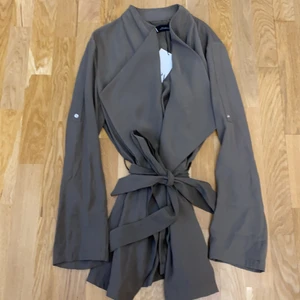 zara kofta  - Helt ny aldrig använd prislappen finns fortfarande på. Mörk grön färg storlek M