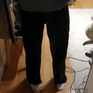 gina jeans storlek 32 - Jag säljer mina svarta högmidjade jeans från gina. Dem är i väldigt bra skick och jag säljer pågrund av att dem inte kommer till användning längre. Dem passar perfekt i längden för mig som är 1,73. Priset kan diskuteras, frakten ingår inte. 