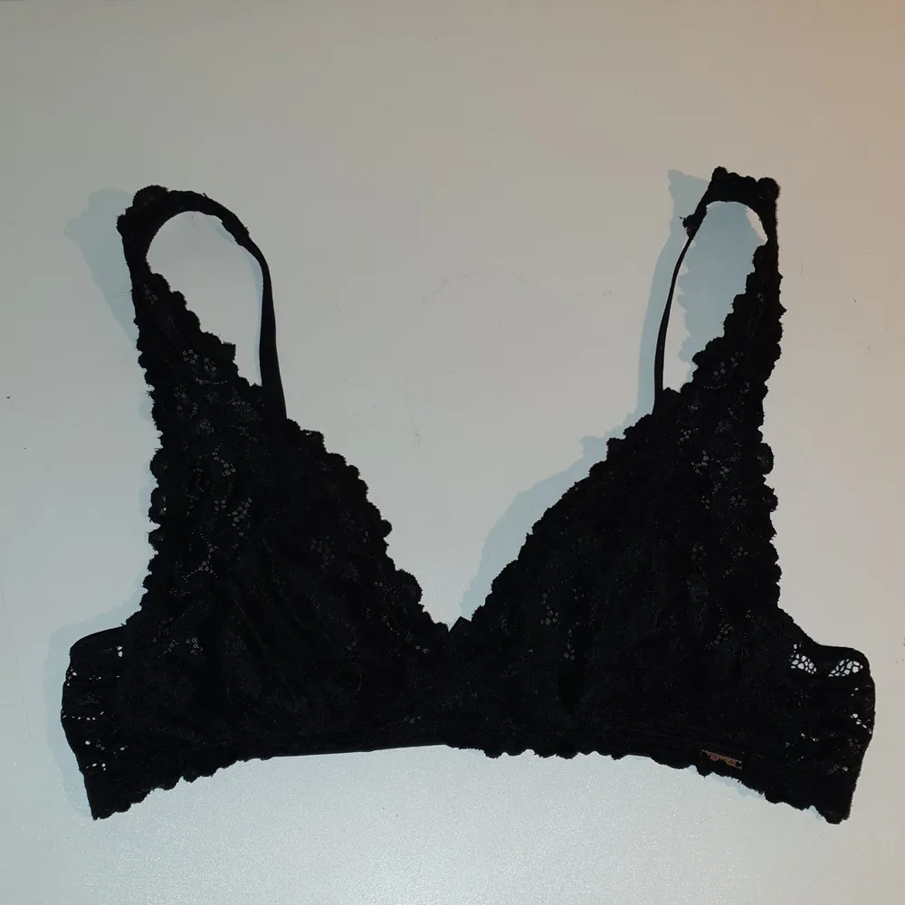 Svart spets-bralette, utan kupor, dubbel spets över brösten, sitter fint och är jättebekväm (har tuäyvärr växt ur den), välanvänd, men fin och hel✨ hör av er om ni undrar nåt, köparen står för frakten✨. Toppar.