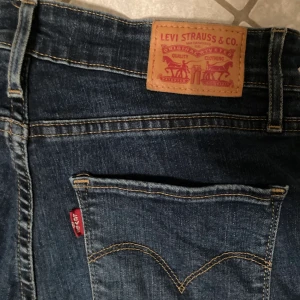 Levis jeans 💕 - Vanliga mörkblå skinny jeans från Levis. Sparsamt använda !! Skriv för fler frågor eller bilder💕
