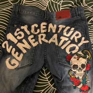 Ed hardy jeans  - Ett par jeans som liknar ed hardy. Sjukt snygga men tyvärr för små för mig, en aning korta på mig som är 166. Frakt tillkommer💕