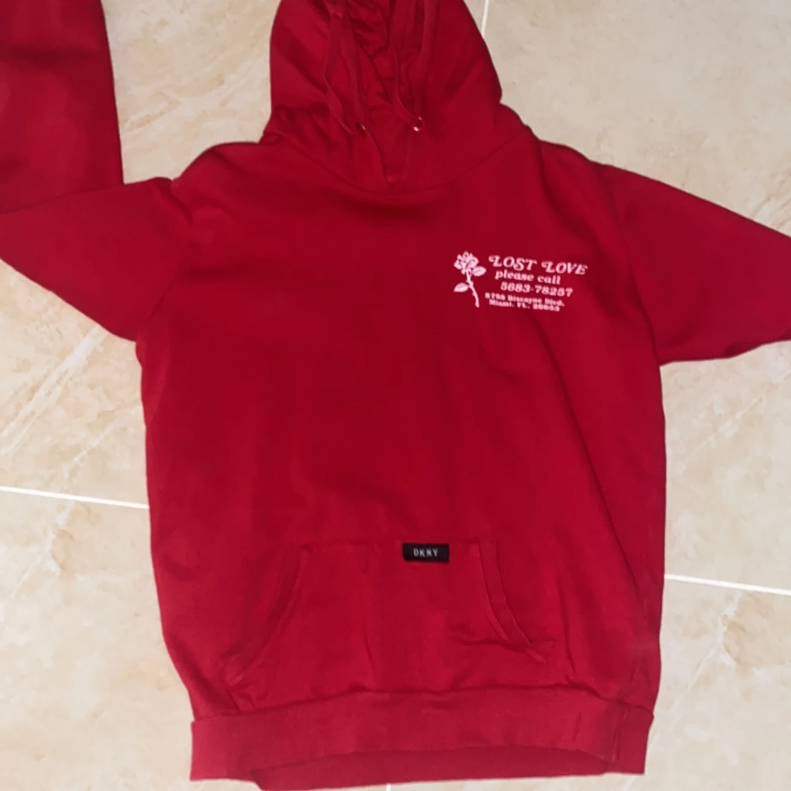 Röd hoodie