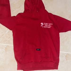 En asfin rös hoodie i storlek M❤️Skriv privat om ni är intresserade!