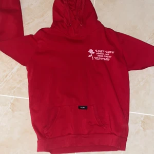 Röd hoodie - En asfin rös hoodie i storlek M❤️Skriv privat om ni är intresserade!