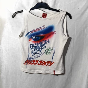 Miss Sixty Linne - Supersött miss sixty linne i storlek small, knappt använd. Den har rätt stretchigt tyg och kan därmed passa även m i storleken. Super snygg twist detalj på ärmarna också som passar perfekt till trycket!   Frakten betalas separat och skickas så fort som möjligt!