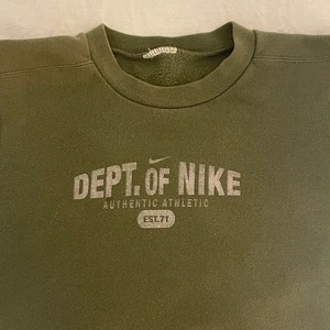 nike sweatshirt - asnajs sweatshirt från nike, köpt second hand men säljer då den inte kommer till användning, står inte storlek men skulle säga att den passar xs/s💕