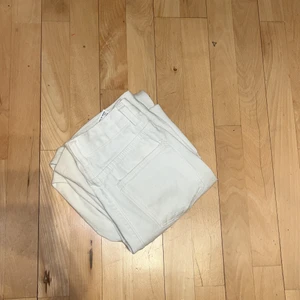 Vita  Jeans  - Ett par vita utsvängda jeans, aldrig använda pga dom satt för stort i midjan på mig. Är ifrån shein, i helt nytt skick 😁