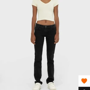 Zalando jeans - Skit snygga jeans från zalando märket stradivarius! Jeans straight leg low rise, helt nya pris lappen sitter kvar och aldrig använt, säljer pga att dom e för små. (Kan också byta mot ett par 36)