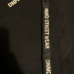 Long Sleeve - Asskön stilren long sleeve, kommer tyvärr aldrig till användning längre då den ej passar.. säljs billigt då märket ”dnmd” fram har spruckit en del. Köparen står för frakten 🥰