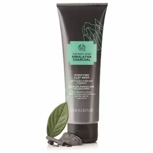 Ny/oöppnad Himalayan Charcoal Purifying Clay Wash, 125ml,ansiktstvätt som skonsamt avlägsnar orenheter och mattar ner huden med hjälp av kol från odlad bambu och tea tree-olja. Den silkeslena formulan passar alla hudtyper och rengör på djupet utan att torka ut huden för en mjukare, fräschare och mattare look. Ordinariepris, 189:-/st