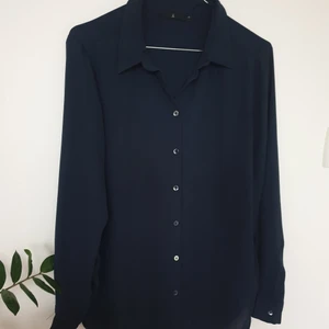 Mörkblå mjuk skjorta  - Fin mjuk skjorta i mörkblå. Storlek 40 från Åhléns. Kan skickas annars finns i Malmö💌