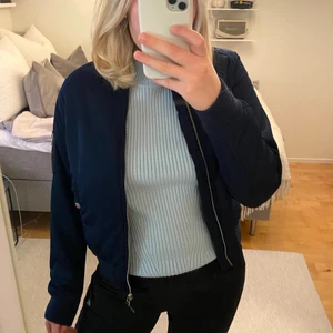 Bomberjacka  - Säljer min marinblåa bomberjacka då den inte används. Fint skick med dragkedja och knappar på fickorna. Fraktar endast och köparen står för frakten.🤍