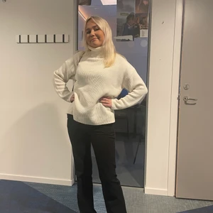 lös tös - en kort och deprimerad tjej på 16 år. kräver uppmärksamhet och behöver en pojk/flicka som orkar med hennes skumma personlighet. 