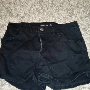 Svarta shorts i storlek 34 - Ett par svarta shorts från New Yorker och märket Amisu. Storlek 34 och lite använda. Fint skick. 